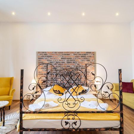 Cozy Spacious 5 Star Accommodation In The Heart Of Historic Center Cluj-Napoca Eksteriør billede