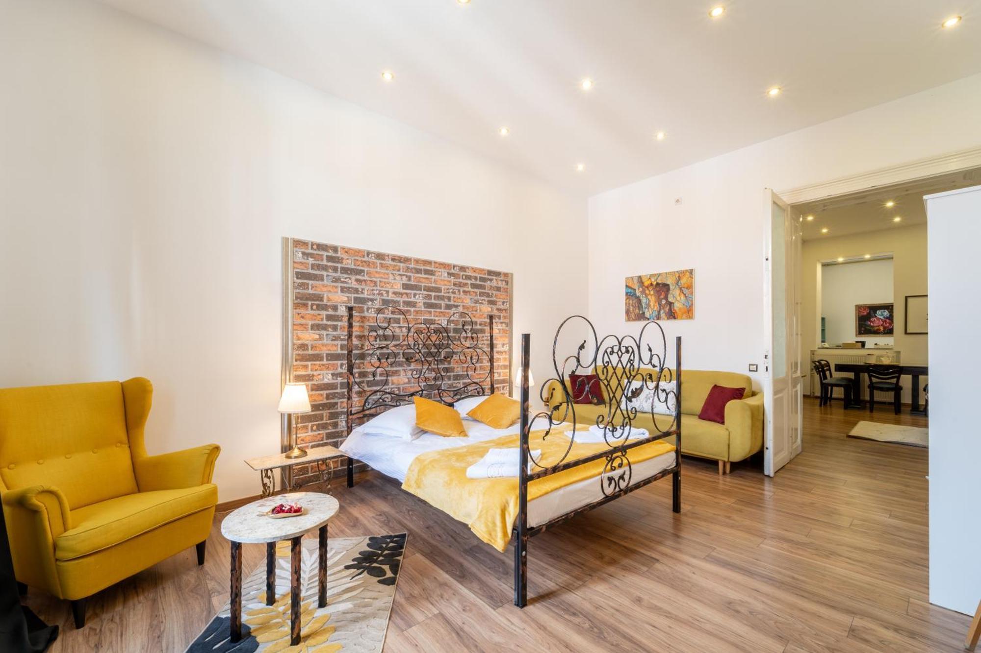 Cozy Spacious 5 Star Accommodation In The Heart Of Historic Center Cluj-Napoca Eksteriør billede