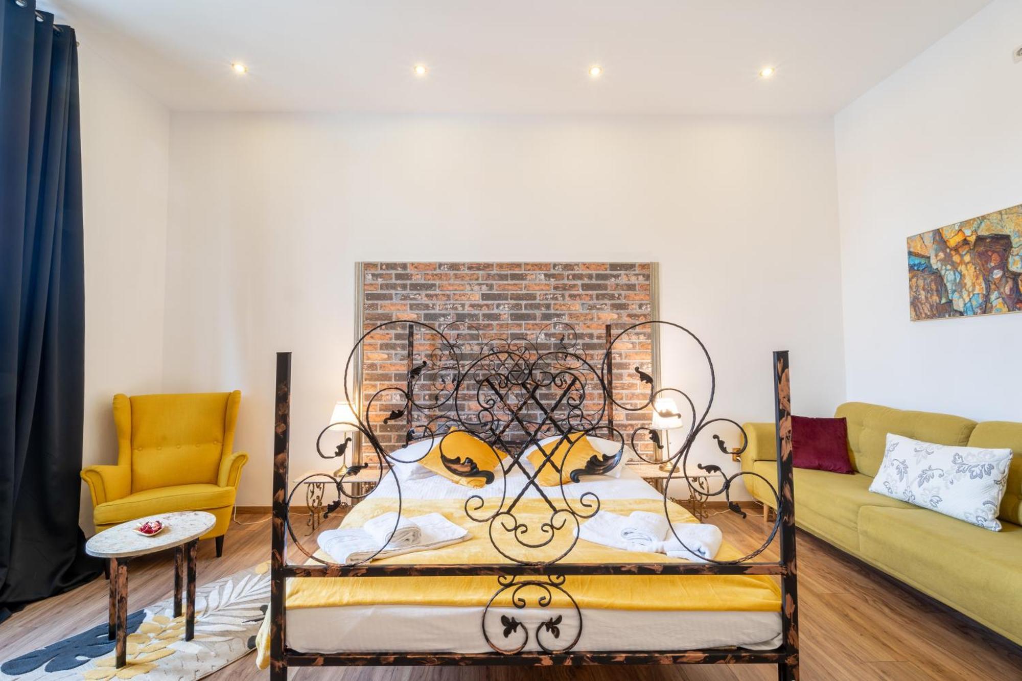 Cozy Spacious 5 Star Accommodation In The Heart Of Historic Center Cluj-Napoca Eksteriør billede